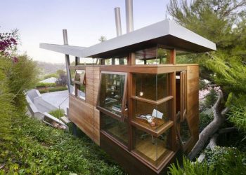 Modern lombház oszlopokon - látványos kis vendégház, stúdió és menedék egyben