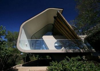 Nádfedeles parasztházhoz ultramodern hozzáépítés 1