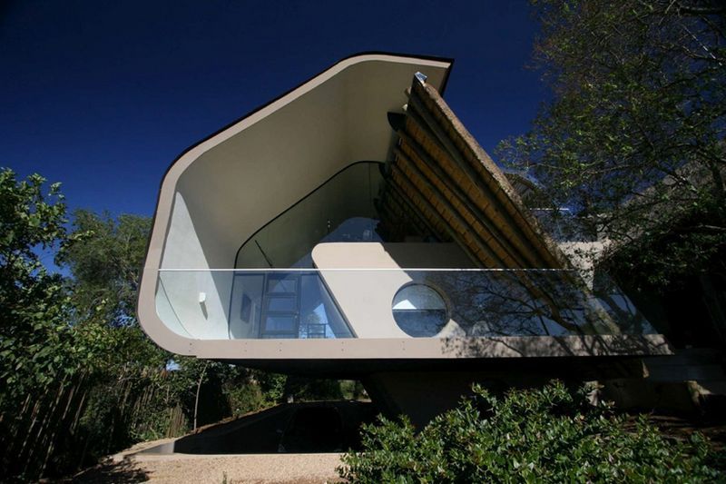 Nádfedeles parasztházhoz ultramodern hozzáépítés 2