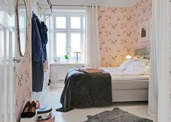 Nőies hangulatú 52nm-es lakás változatos mintájú tapétákkal dekorálva 1