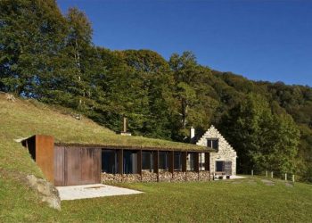 Pajtából kialakított otthon tájba simuló új melléképülete 1