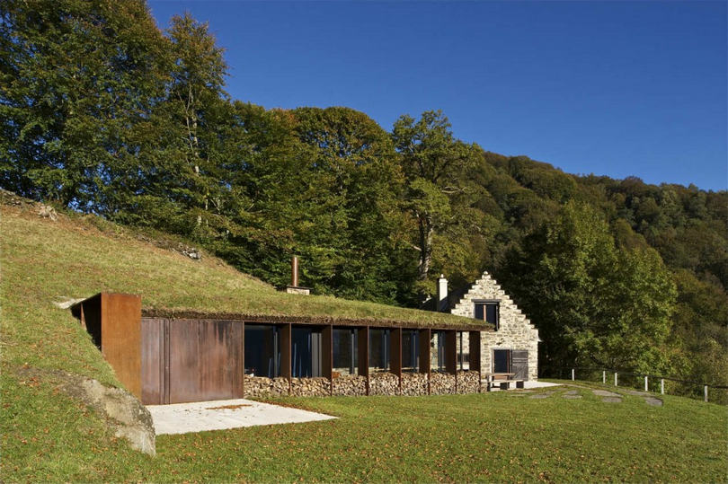 Pajtából kialakított otthon tájba simuló új melléképülete 2