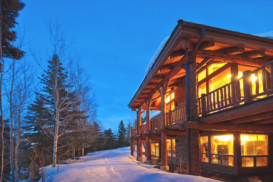 Rönkház felsőfokon - lenyűgöző építészeti megoldások, luxus lakberendezés, újrahasznosított faanyagok