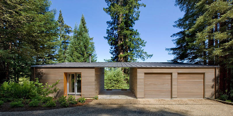 Ház a vörösfenyők között, egyszerű szerkezettel, gyönyörű fa elemekkel és burkolatokkal 2