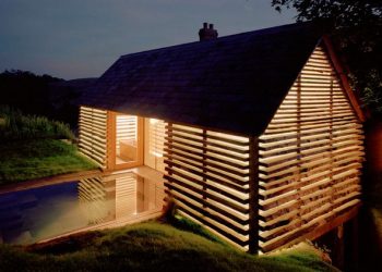 Nappal átlagos vidéki melléképület, éjszaka ékszerdoboz - Skene Catling de la Pena, Dairy House 1