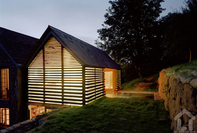 Nappal átlagos vidéki melléképület, éjszaka ékszerdoboz - Skene Catling de la Pena, Dairy House 2