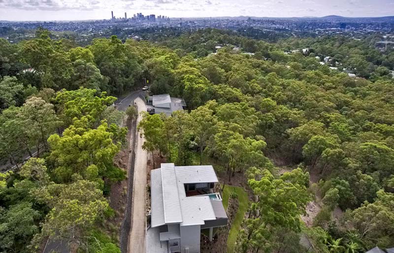 Ház egy meredek domboldalon, látványos medencével 11m magasban 2