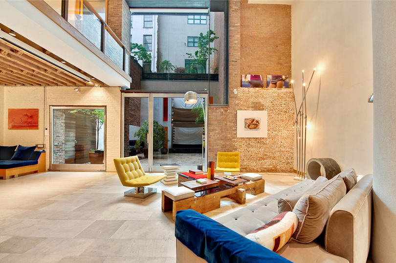 Modern kétszintes loft látványos öntöttvas és mahagóni csigalépcsővel 2