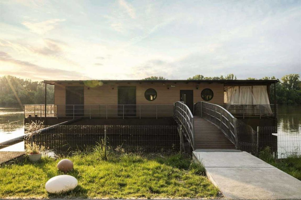 Úszóház a Tiszán - nyaraló, mely második otthon egyben
