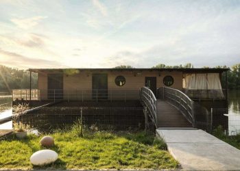 Úszóház a Tiszán - nyaraló, mely második otthon egyben