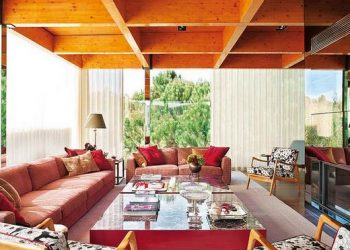 Üveg és fa pompa, színes, csillogó enteriőrök egy modern házban 1