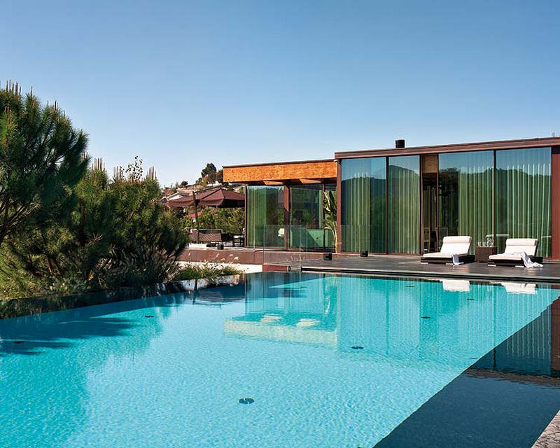 Üveg és fa pompa, színes, csillogó enteriőrök egy modern házban 2