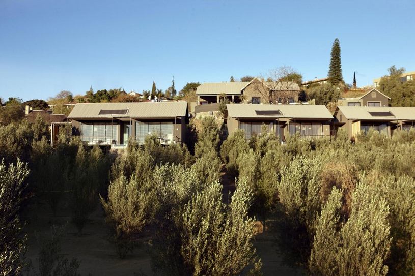 Kő és fa, durván és finoman, föld elemek - The Olive Exclusive, Windhoek, Namíbia 2