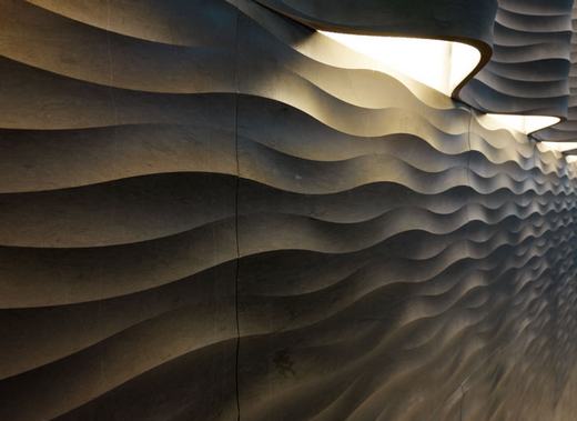 Ívelt kő falburkolat a Lithos-tól - az új Favo Curve