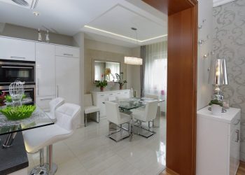 Fa, üveg és a rusztikus kőburkolatok egyedi struktúrájának harmonikus egysége két otthonban