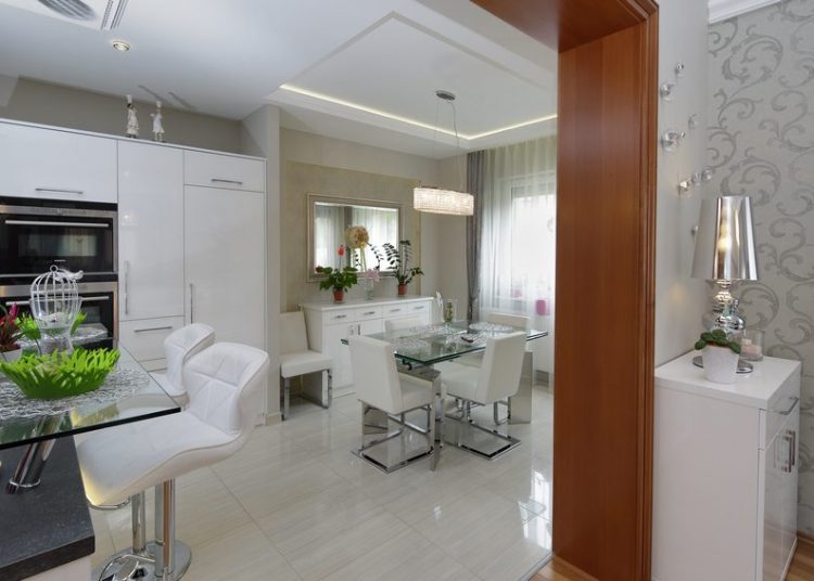 Fa, üveg és a rusztikus kőburkolatok egyedi struktúrájának harmonikus egysége két otthonban