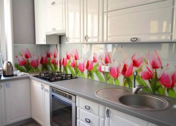 Mintás konyha hátfal ötletek - látványelem virágokkal, üveglappal vagy más burkolatokkal