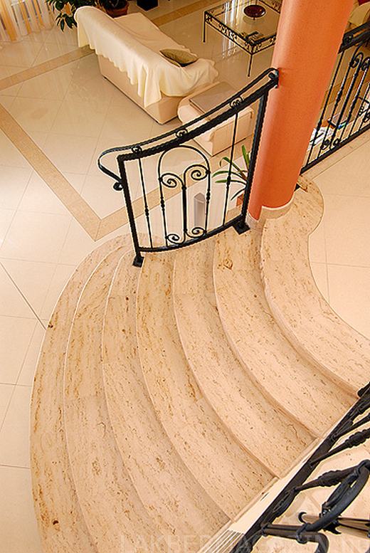 Jura mészkő, sárga-travertin lépcsőburkolat