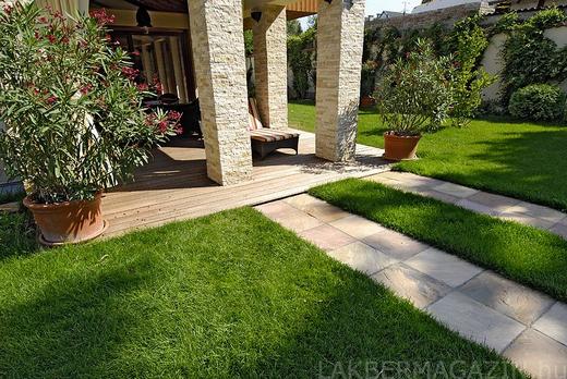 Modak kvarcithomokkő kültéri burkolat és Római Travertin mediterrán kő oszlopburkolat