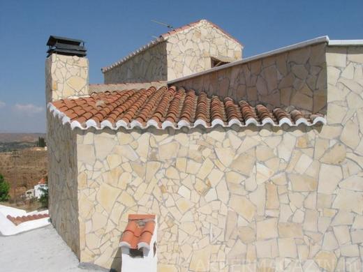 Solnhofeni mészkő, bányanyers felülettel és vörös tetőcserép