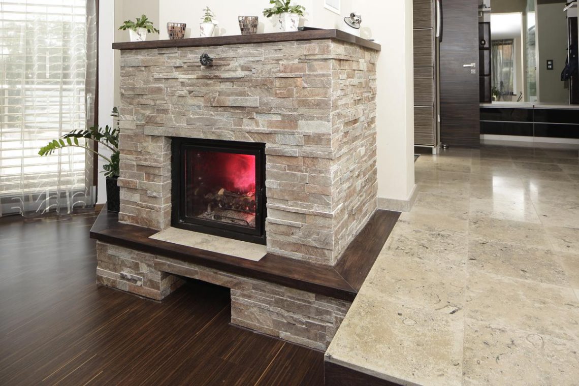 Természetes mészkőburkolatok egy fiatal házaspár otthonában - hűvös elegancia