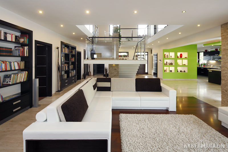 A természetes anyagok – kő és fa – ötvözése, valamint a meleg tónusú színek használata barátságossá teszi a letisztult tereket. 1