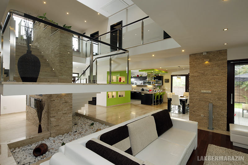 Bár a zen nagyon közel áll a napjainkban oly népszerű minimálhoz, mégis sokkal barátságosabb és élhetőbb stílus. Tökéletes példája ez a ház, mely mentes a szigorú szimmetriától és a túlzott rendmániától 2