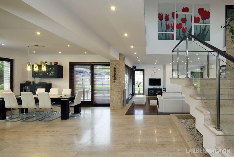 Jól példázza a természet szeretetét - és egyben összhangot teremt - az egész házban több színben végigvonuló elegáns Jura mészkő burkolat. 1