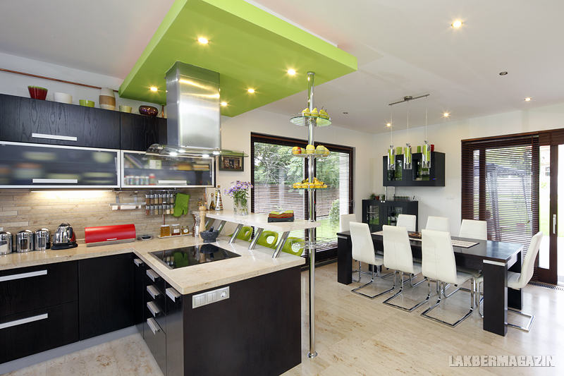 Bár a zen nagyon közel áll a napjainkban oly népszerű minimálhoz, mégis sokkal barátságosabb és élhetőbb stílus. Tökéletes példája ez a ház, mely mentes a szigorú szimmetriától és a túlzott rendmániától 3