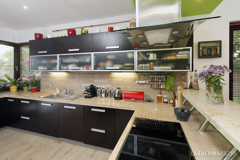 Bár a zen nagyon közel áll a napjainkban oly népszerű minimálhoz, mégis sokkal barátságosabb és élhetőbb stílus. Tökéletes példája ez a ház, mely mentes a szigorú szimmetriától és a túlzott rendmániától 5