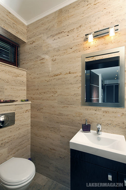 Jól példázza a természet szeretetét - és egyben összhangot teremt - az egész házban több színben végigvonuló elegáns Jura mészkő burkolat. 3