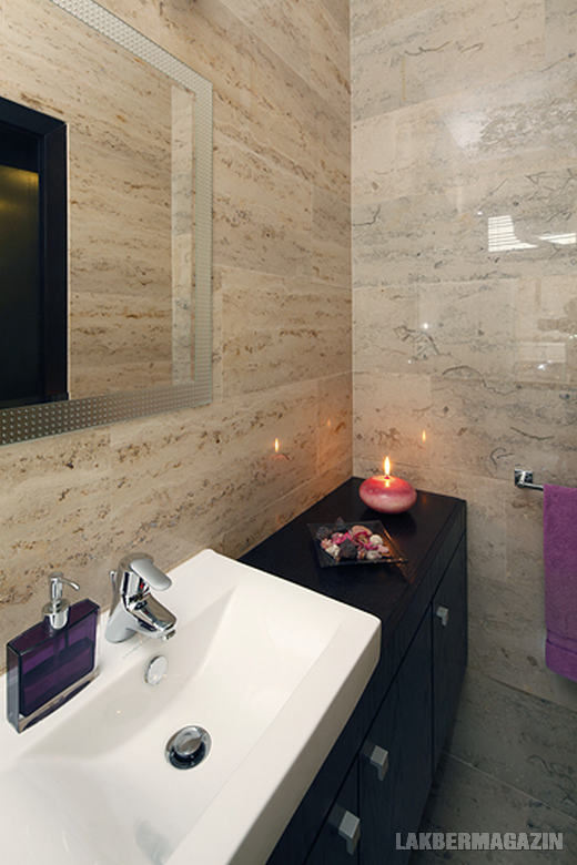 Jól példázza a természet szeretetét - és egyben összhangot teremt - az egész házban több színben végigvonuló elegáns Jura mészkő burkolat. 4