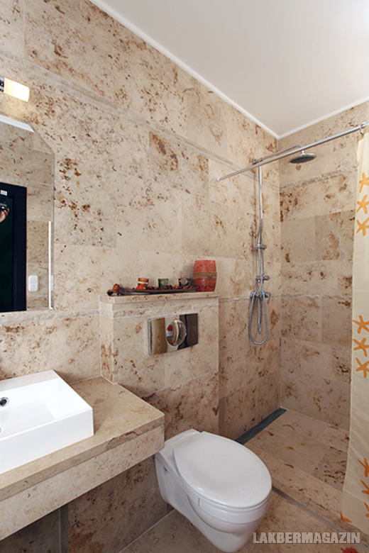 Jól példázza a természet szeretetét - és egyben összhangot teremt - az egész házban több színben végigvonuló elegáns Jura mészkő burkolat. 5