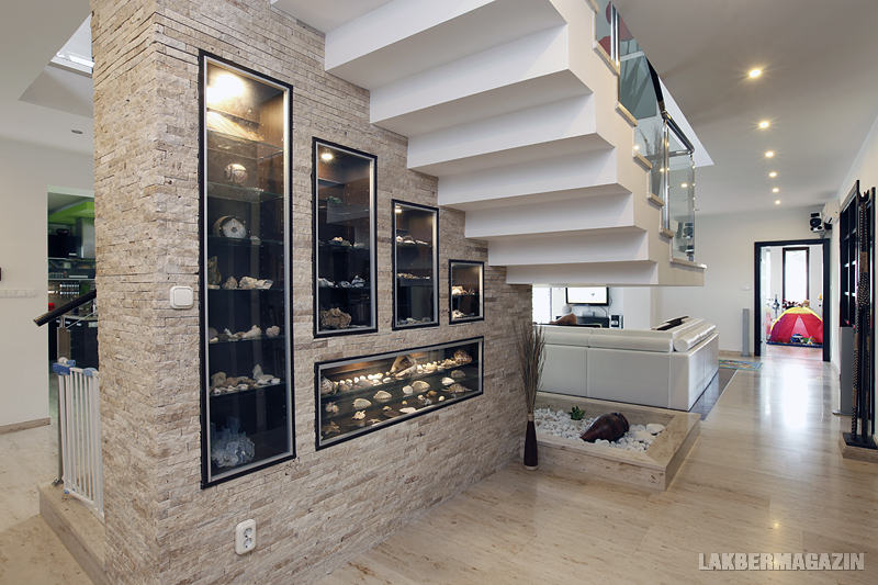 Bár a zen nagyon közel áll a napjainkban oly népszerű minimálhoz, mégis sokkal barátságosabb és élhetőbb stílus. Tökéletes példája ez a ház, mely mentes a szigorú szimmetriától és a túlzott rendmániától 7