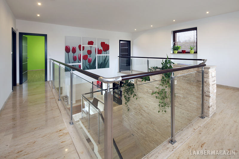 A zen filozófiájából következik, hogy míg a földszinten a közösségi helyiségeket egybefüggő tér köti össze, addig az emeleten az egymástól elhatárolt szobák a nyugalom egy-egy szigetét teremtik meg a pihenni vágyók számára. 1