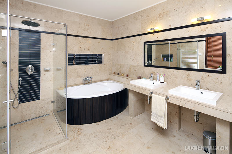 Jól példázza a természet szeretetét - és egyben összhangot teremt - az egész házban több színben végigvonuló elegáns Jura mészkő burkolat. 2