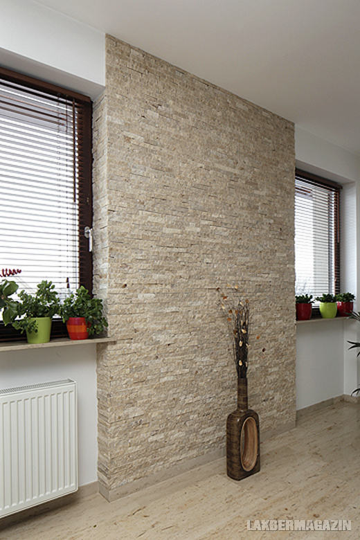 A természetes anyagok – kő és fa – ötvözése, valamint a meleg tónusú színek használata barátságossá teszi a letisztult tereket. 2