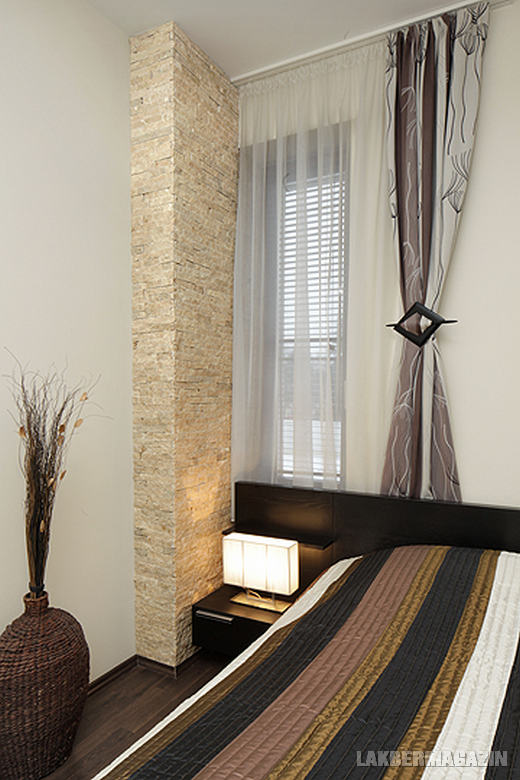 A zen filozófiájából következik, hogy míg a földszinten a közösségi helyiségeket egybefüggő tér köti össze, addig az emeleten az egymástól elhatárolt szobák a nyugalom egy-egy szigetét teremtik meg a pihenni vágyók számára. 2