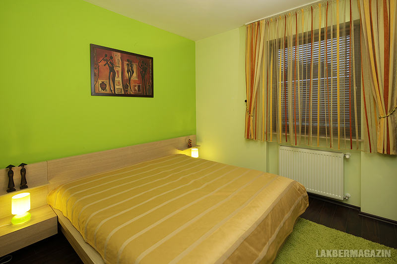 A természetes anyagok – kő és fa – ötvözése, valamint a meleg tónusú színek használata barátságossá teszi a letisztult tereket. 3