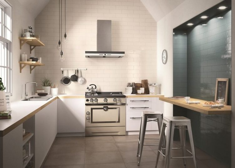 Falburkolat ötlet tégla mintával, fényes kerámia lapokkal