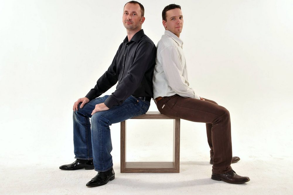 A NovoQ polc súlyához képest rendkívül teherbíró, akár két felnőtt férfi is ráülhet