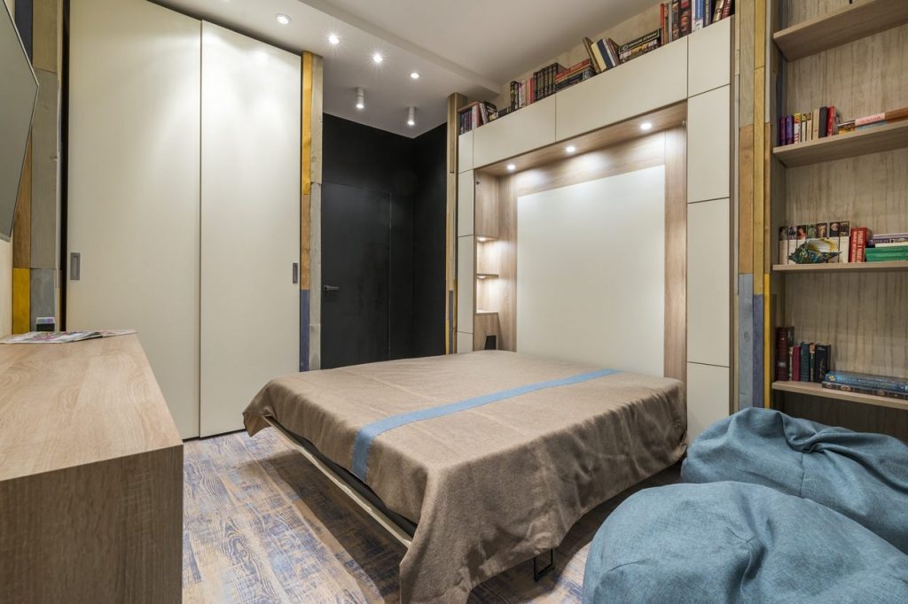 Helytakarékos szekrényágy és asztal egy 19 éves fiú szobájában - tágas tér és több funkció praktikus bútorokkal