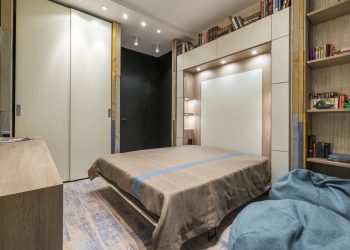 Helytakarékos szekrényágy és asztal egy 19 éves fiú szobájában - tágas tér és több funkció praktikus bútorokkal