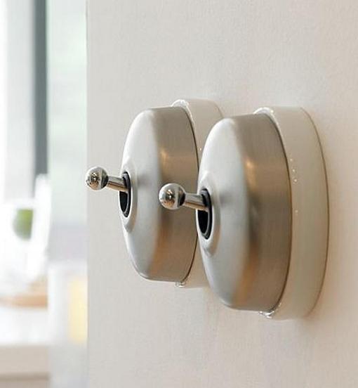 Retro villanykapcsolók és kapcsolópanelek a a Fontini-től Retro villanykapcsolók és kapcsolópanelek a a Fontini-től