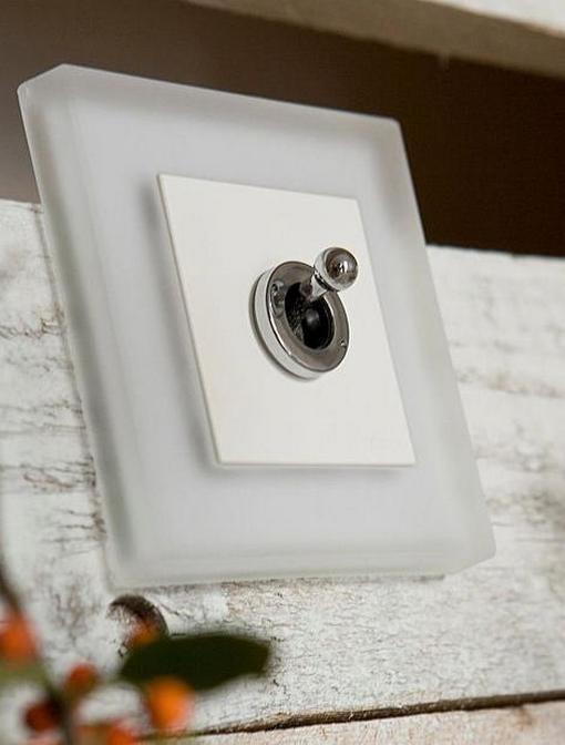 Retro villanykapcsolók és kapcsolópanelek a a Fontini-től Retro villanykapcsolók és kapcsolópanelek a a Fontini-től