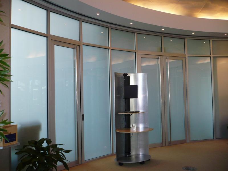 Egyedi, innovatív, professzionális megoldás a belsőépítészetnek, az árnyékolástechnikának és a reklámszakmának: LCD elektromos fólia 