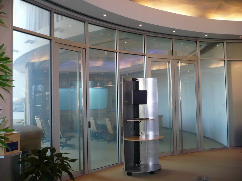 Egyedi, innovatív, professzionális megoldás a belsőépítészetnek, az árnyékolástechnikának és a reklámszakmának: LCD elektromos fólia 