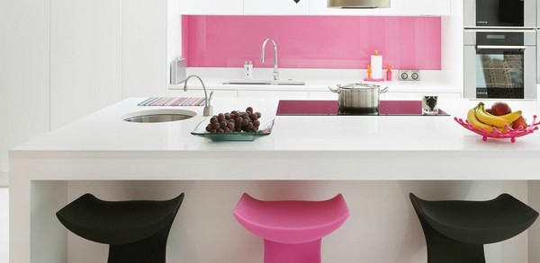 Modern konyha design pink dekorációval - ízlésesen kialakítva