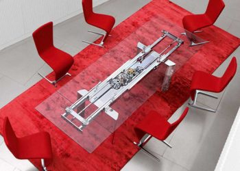 Toldható üveg ebédlőasztal látványos szerkezettel - az Astrolab, a Roche Bobois újdonsága 1