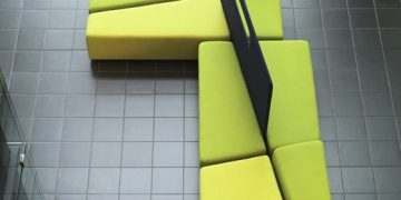 Közösségi terek és várószobák arculatát színesítő, formabontó stílusú kanapé | Diagonal - MARTELA